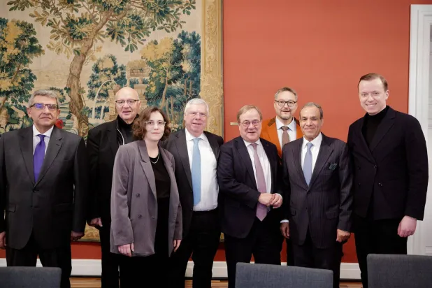 وزير الخارجية المصري بدر عبد العاطي مع أعضاء بلجنة العلاقات الخارجية بالبرلمان الألماني في برلين الأربعاء (الخارجية المصرية)