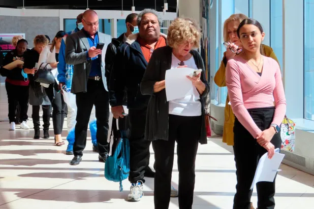 يصطف المتقدمون في معرض للوظائف بمنتجع أوشن كازينو في أتلانتيك سيتي (أ.ب)