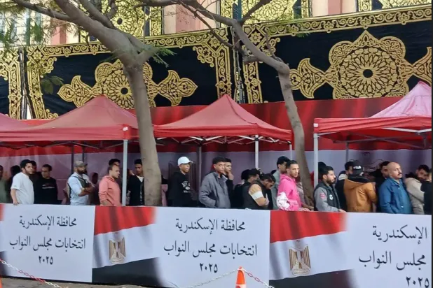 مصريون أمام اللجان في انتخابات إعادة إحدى الدوائر الملغاة بالإسكندرية الأربعاء (تنسيقية شباب الأحزاب)