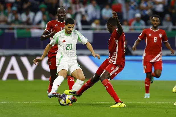 جانب من مباراة الجزائر والسودان (رويترز)