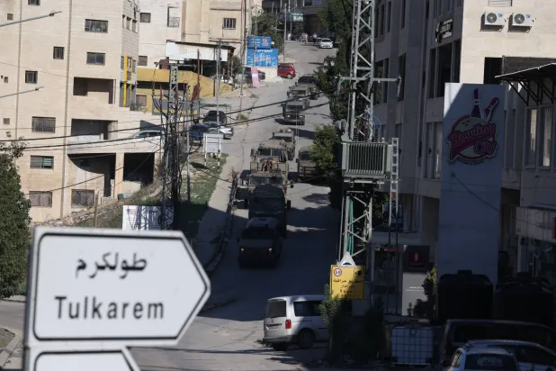 آليات تابعة للاحتلال الإسرائيلي في مدينة نابلس بالضفة الغربية يوم الثلاثاء (إ.ب.أ) 