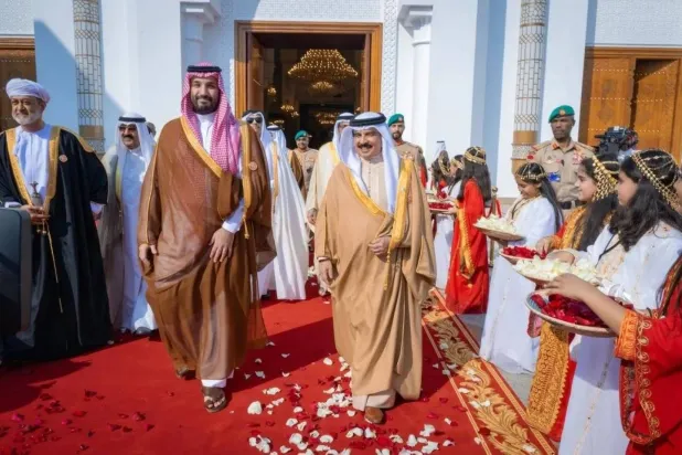 Prince Mohammed bin Salman bin Abdulaziz Al Saud, Saudi Crown Prince and Prime Minister, and Bahrain's King Hamad bin Isa Al Khalifa in Manama on Wednesday. (SPA)