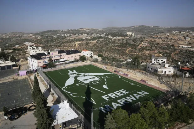 تركيب فني لصورة للقيادي الفلسطيني المعتقل لدى إسرائيل مروان البرغوثي في مسقط رأسه قرية كوبر في الضفة الغربية شمال رام الله 27 نوفمبر 2025 (أ.ب)