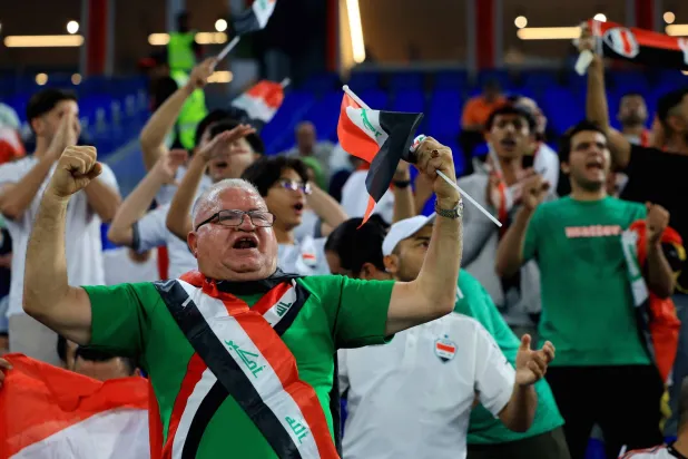 مشجع عراقي يحتفل بعد الفوز على البحرين (رويترز)