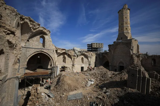 خلال أعمال ترميم داخل المسجد العمري الكبير الذي تضرر جراء القصف الإسرائيلي خلال الحرب في مدينة غزة يوم 17 نوفمبر 2025 (رويترز) 