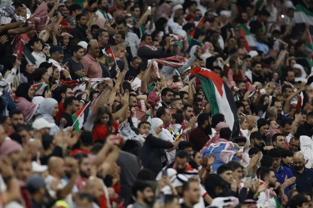 جماهير الأردن تحتفل بالفوز على الإمارات (رويترز)