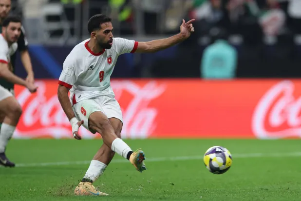 علوان سجل ركلة جزاء وأهدر أخرى أمام الإمارات (رويترز)