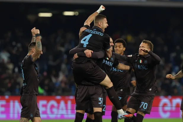 فرحة لاعبي نابولي بعد الفوز على كالياري (د.ب.أ)