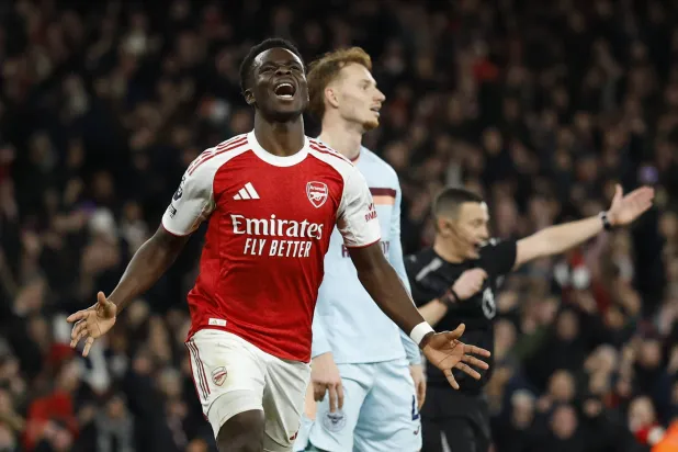 ساكا محتفلا بهدفه في برنتفورد (رويترز)