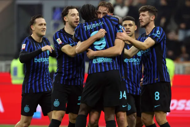 فرحة لاعبي ميلان بأحد أهدافهم الخمسة في المباراة (إ.ب.أ)