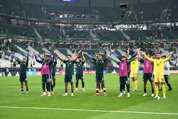 لاعبو المنتخب السعودي يحتفلون بفوزهم على عمان (تصوير: بشير صالح)