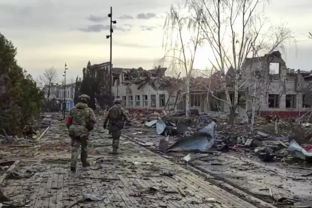 جنود روس يقومون بدورية بمنطقة سودجا بإقليم كورسك (أرشيفية - أ.ب)