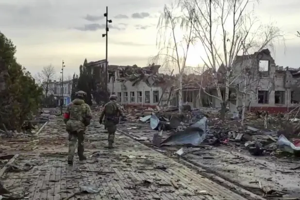 Rus askerleri Kursk bölgesindeki Sudzha bölgesinde devriye geziyor (Arşiv- AP)