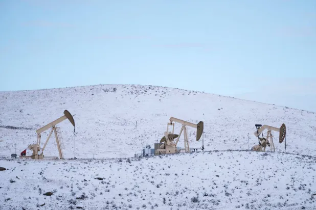 مضخات نفط تعمل في حقل مزارع بالقرب من كالغاري (رويترز)