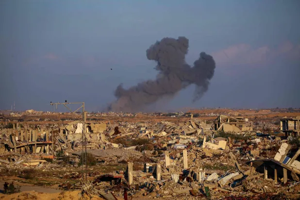 دخان يتصاعد بعد الغارات الإسرائيلية شرق مدينة غزة (أ.ف.ب)