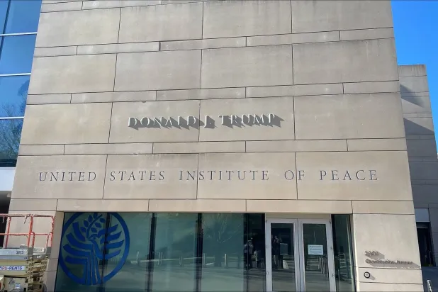 اسم دونالد ترمب على مبنى وزارة الخارجية (حسابها على إكس)