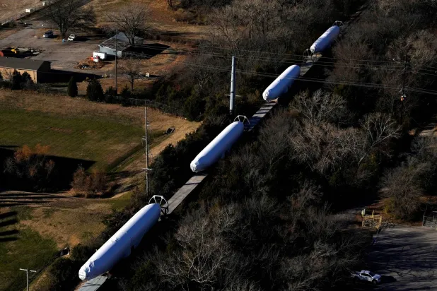 أجسام طائرات من إنتاج «سبيريت» معدة لشركة «بوينغ» في طريقها للشحن من المصنع في ولاية كانساس الأميركية (رويترز)