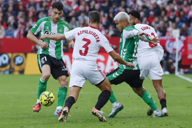 لاعبو إشبيلية أمام لاعبي ريال بيتيس (إ.ب.أ)