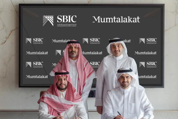 الطرفان عقب توقيع الاتفاقية (الصندوق)