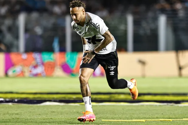 Soccer Football - Brasileiro Championship - Santos v Sport Recife - Estadio Urbano Caldeira, Santos, Brazil - November 28, 2025 Santos' Neymar during the warm up before the match REUTERS/Thiago Bernardes