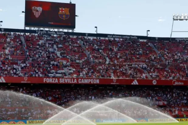 Soccer Football - LaLiga - Sevilla v FC Barcelona - Ramon Sanchez Pizjuan, Seville, Spain - October 5, 2025 General view of sprinklers watering the pitch inside the stadium before the match REUTERS/Marcelo Del Pozo 