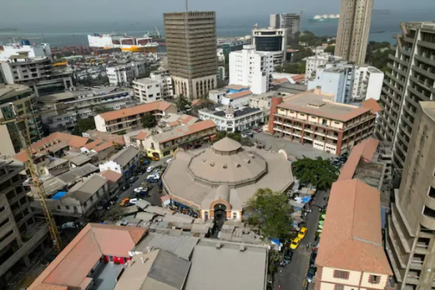 صورة من طائرة مسيَّرة تظهر سوق كيرميل في وسط دكار بالسنغال (رويترز)