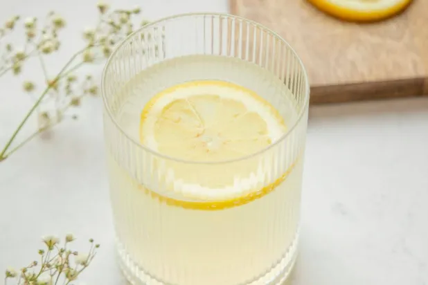 5 أسباب تجعل شرب الماء بالليمون يومياً مفيداً