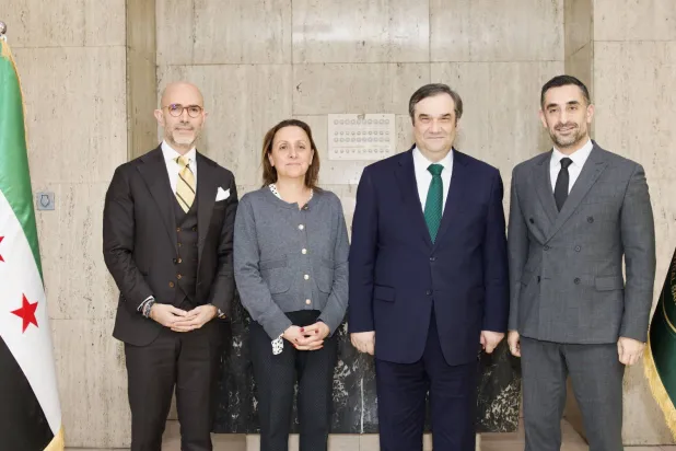 د. عبد القادر حصرية حاكم «مصرف سوريا المركزي» ورائد هرجلي وليلى سرحان وماريو مكاري من شركة «فيزا» (الشرق الأوسط)