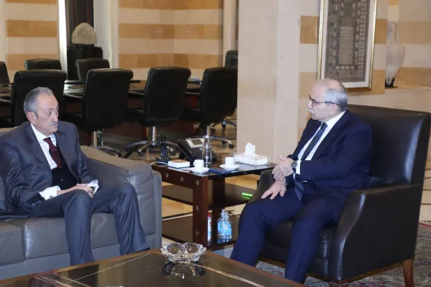 رئيس الحكومة نواف سلام مستقبلاً السفير سيمون كرم (رئاسة الحكومة)
