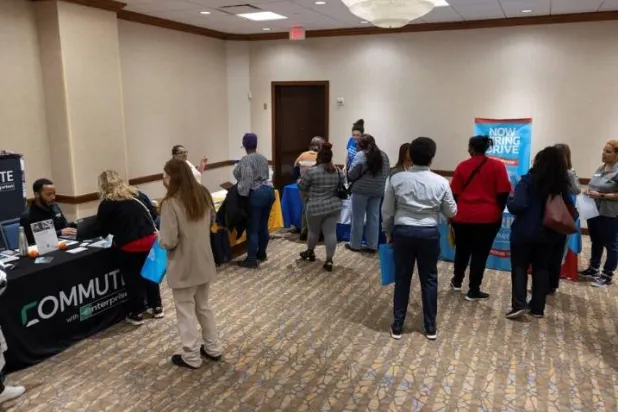 من داخل معرض وظيفي للموظفين الفيدراليين المفصولين حديثاً في كانساس سيتي مارس 2025 (رويترز)