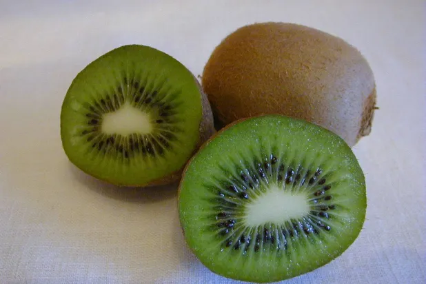 الكيوي من الفواكه الغنية بفيتامين «سي» المفيد لنضارة البشرة (جامعة ويسكونسن)