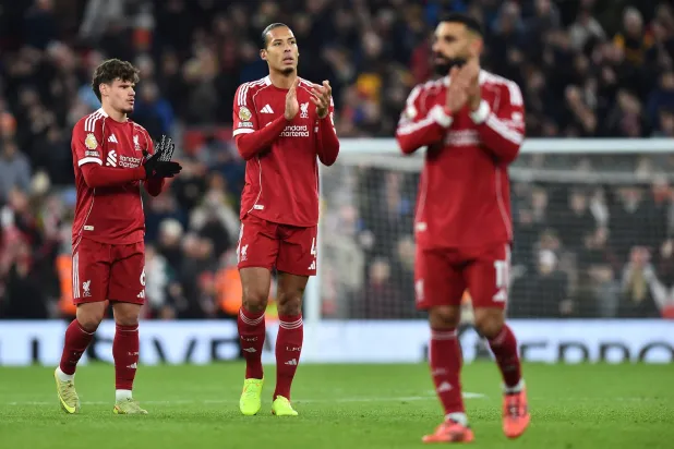 فان دايك سئل عن إمكانية أن يكون استبعاد صلاح رسالة لغرفة الملابس (رويترز)