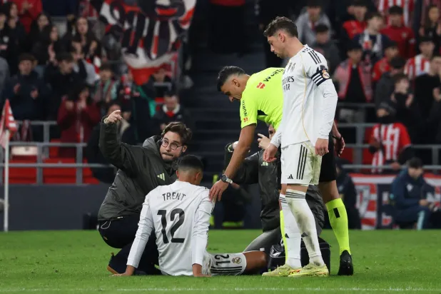 الظهير الأيمن الإنجليزي ترنت ألكسندر - أرنولد تعرض لإصابة في الفخذ (رويترز)