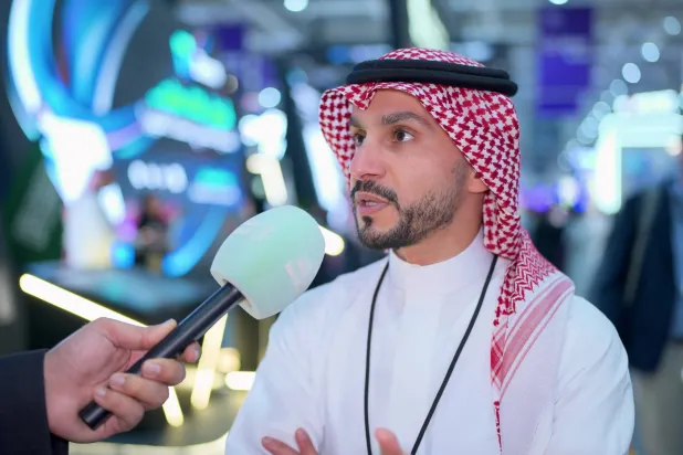 خالد السليم نائب الرئيس التنفيذي لقطاع الأعمال في الاتحاد السعودي للأمن السيبراني والبرمجة والدرونز متحدثاً لـ«الشرق الأوسط» (تصوير: تركي العقيلي)