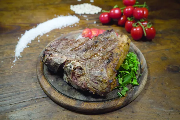 اللحم الأحمر هو الطبق الأساسي في فلورنسا (شاترستوك)