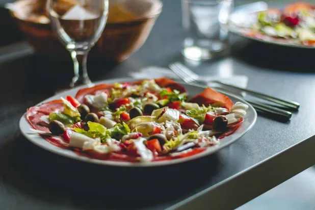 تجاهل الغداء أو تأجيله قد يُربك الساعة البيولوجية للجسم ويؤخر مواعيد الجوع إلى المساء ما يدفع البعض لتناول العشاء في وقت متأخر وبالتالي التأثير على زيادة الوزن (بيكسباي)