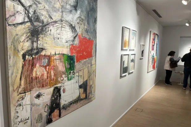 تدور موضوعات لوحات بو فرح بين الخيال والواقع (الشرق الأوسط)