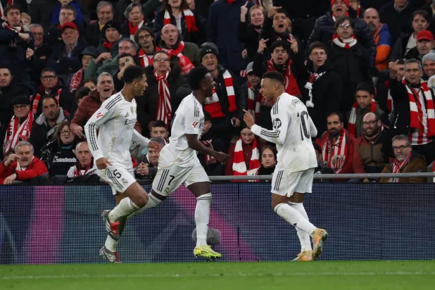 مبابي (يمين) تألق في مواجهة أتلتيك بلباو وسجل هدفين (رويترز)