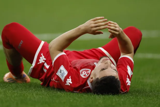 التونسي إسماعيل الغربي متحسراً عقب التعادل أمام فلسطين (رويترز)