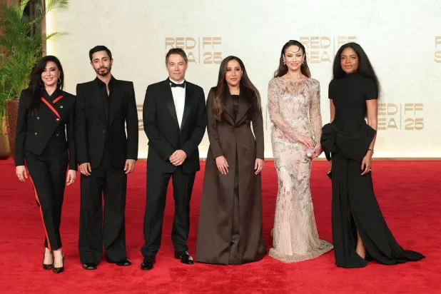 جمانا الراشد رئيسة مجلس أمناء مؤسسة البحر الأحمر السينمائي تتوسط أعضاء لجنة تحكيم مسابقة البحر الأحمر للأفلام (إدارة المهرجان)