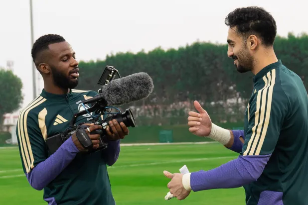 تمبكتي يختبر مهاراته في التصوير مع زميله العقيدي (المنتخب السعودي)