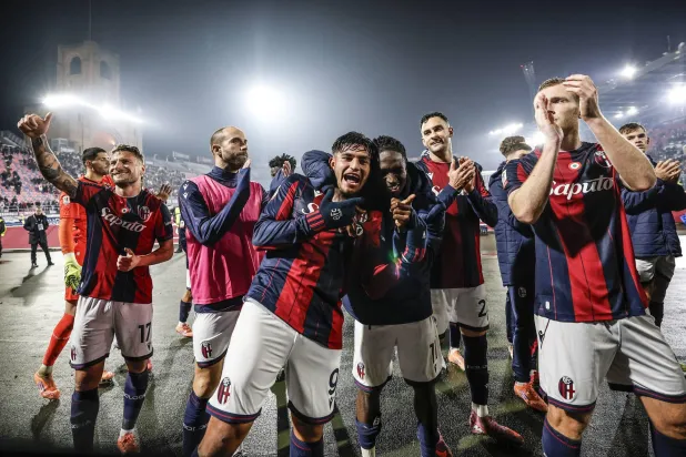 لاعبو بولونيا يحتفلون بالتأهل (إ.ب.أ)