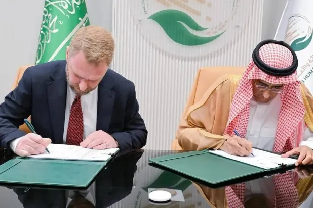 المهندس أحمد البيز مساعد المشرف العام على المركز للعمليات والبرامج لدى توقيعه البرنامج في الرياض الخميس (واس)