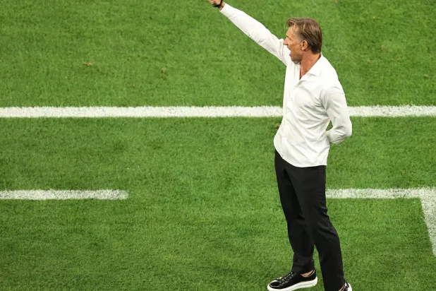 رينارد يوجه لاعبيه أمام عمان (تصوير: سعد العنزي)