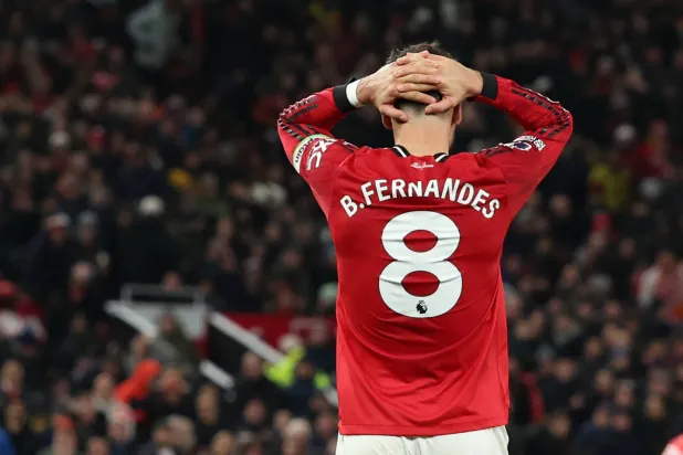 برونو فيرنانديز متحسرا بعد نهاية المباراة (رويترز)