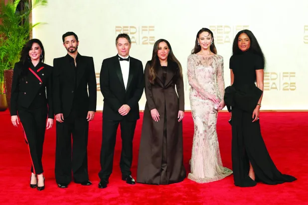 جمانا الراشد رئيسة مجلس أمناء مؤسسة البحر الأحمر السينمائي تتوسط أعضاء لجنة تحكيم مسابقة البحر الأحمر للأفلام (إدارة المهرجان)