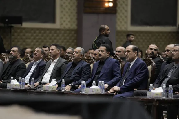 رئيس الوزراء العراقي محمد شياع السوداني بجانب نوري المالكي خلال مناسبة دينية في بغداد (إعلام حكومي)