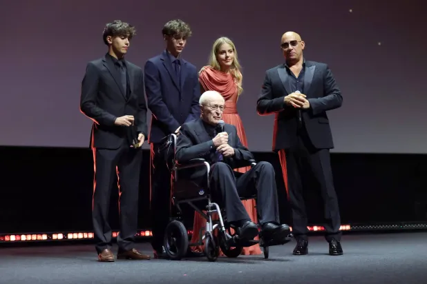 ‎لحظة تاريخية لتكريم النجم الأميركي مايكل كين في حفل الافتتاح (إدارة المهرجان)