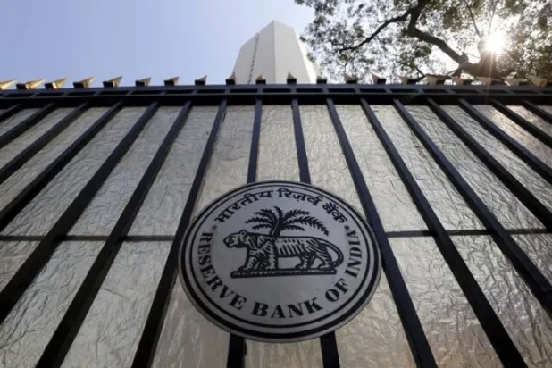 ختم بنك الاحتياطي الهندي على بوابة خارج مقره في مومباي (رويترز)