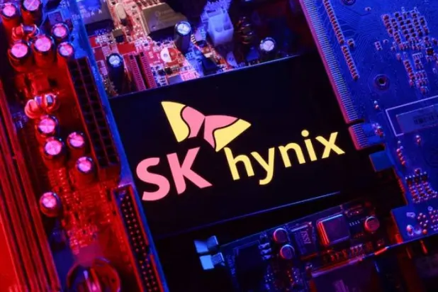 شعار شركة «إس كيه هاينكس» ولوحة أم للكمبيوتر تظهر في هذا الرسم التوضيحي (رويترز)